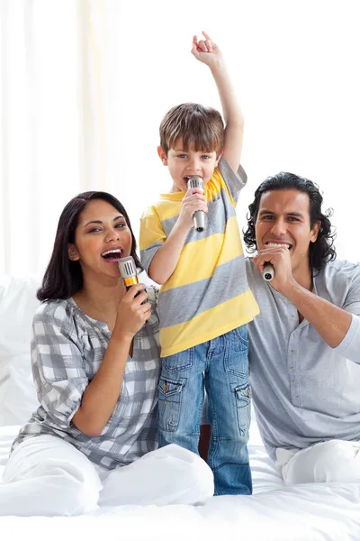 Famiglia animata che canta con microfoni — Foto Stock