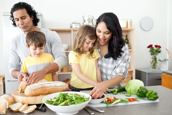 Позитивна сім'я готує обід разом — стокове фото