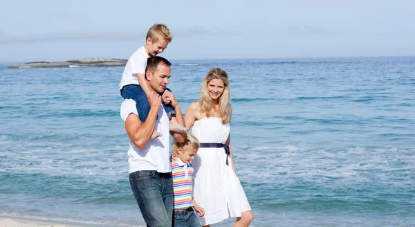 走在沙滩上的活泼家庭 — 图库照片
