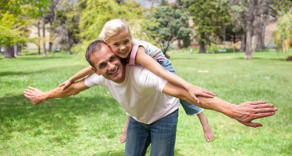 Adorável menina se divertindo com seu pai — Fotografia de Stock