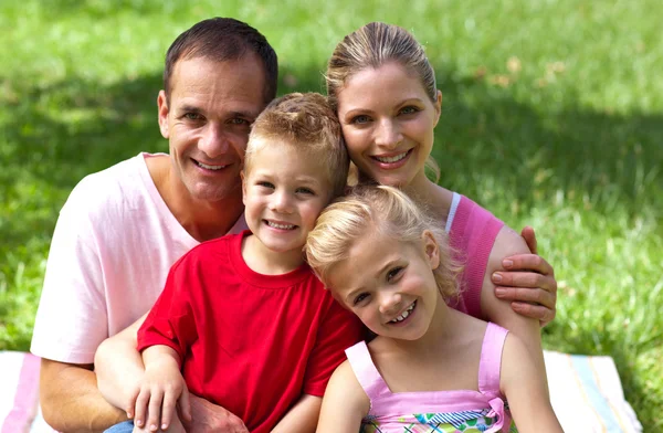 Primer plano de una familia feliz sonriendo a la cámara —  Fotos de Stock