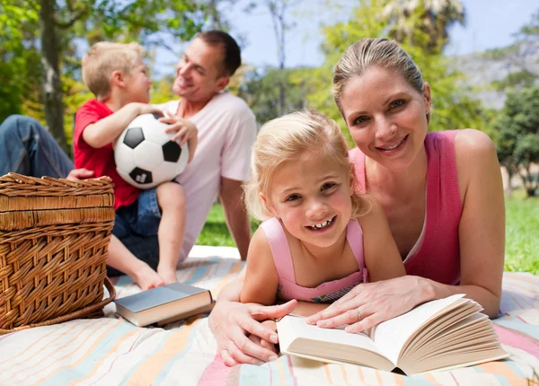 Glückliche junge Familie genießt ein Picknick — Stockfoto
