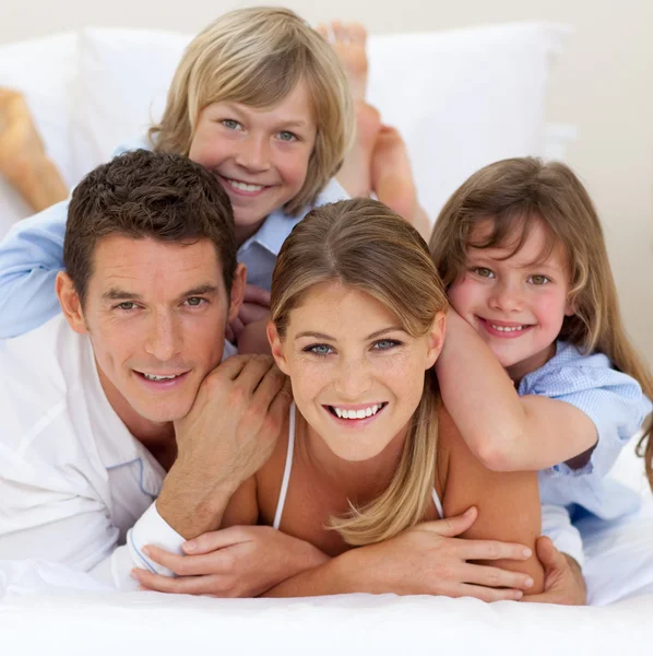 Glückliche Familie, die zusammen Spaß hat — Stockfoto