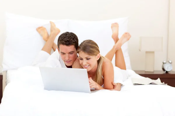 Verliefde paar surfen op het internet — Stockfoto