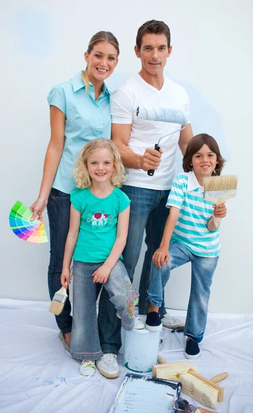Família feliz decorar sua nova casa — Fotografia de Stock