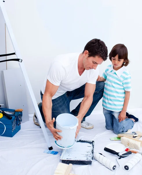 Padre attento e suo figlio decorare la loro casa — Foto Stock