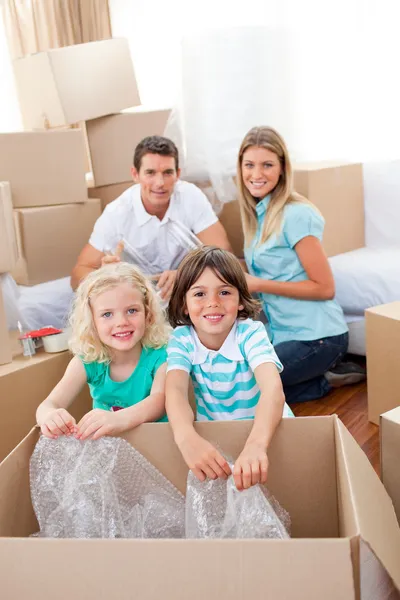 Sorrindo família caixas de embalagem — Fotografia de Stock