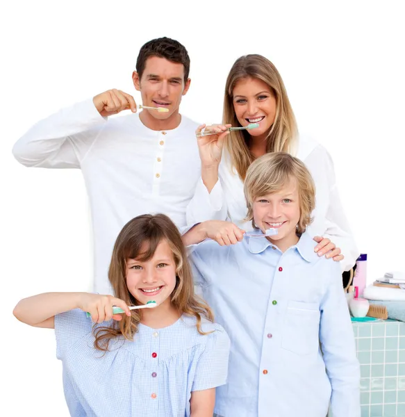 Fröhliche Familie putzt sich die Zähne — Stockfoto