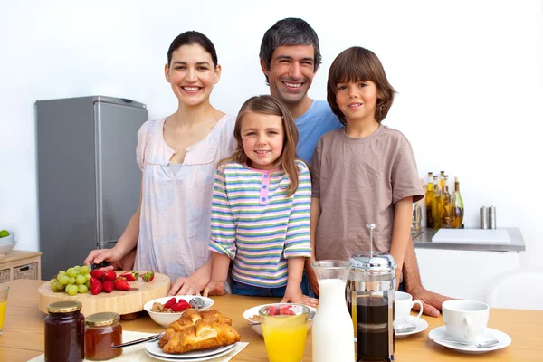 Mutlu bir aile bir kahvaltı yapıyor — Stok fotoğraf