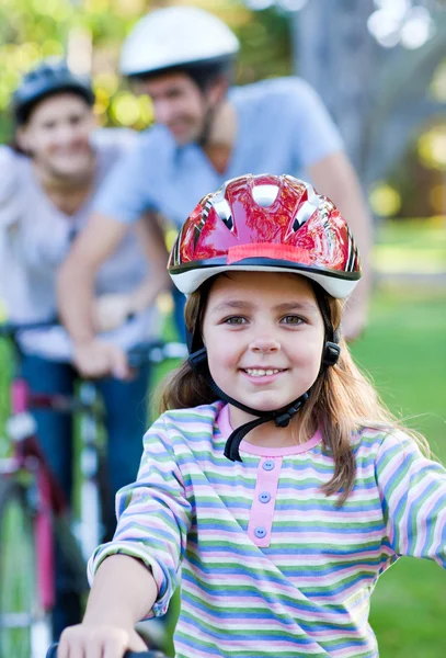 Χαμογελώντας κοριτσάκι οδήγηση ενός ποδηλάτου — Φωτογραφία Αρχείου