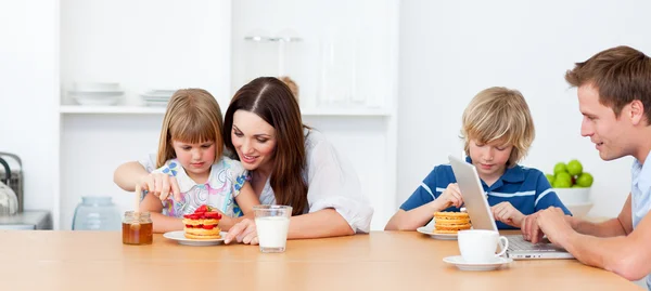 在厨房里吃早餐的幸福家庭 — 图库照片