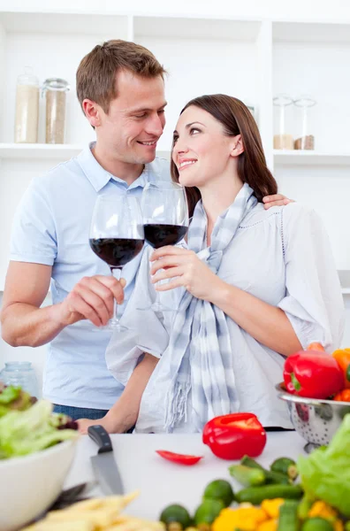 Pareja cariñosa bebiendo vino mientras cocina —  Fotos de Stock