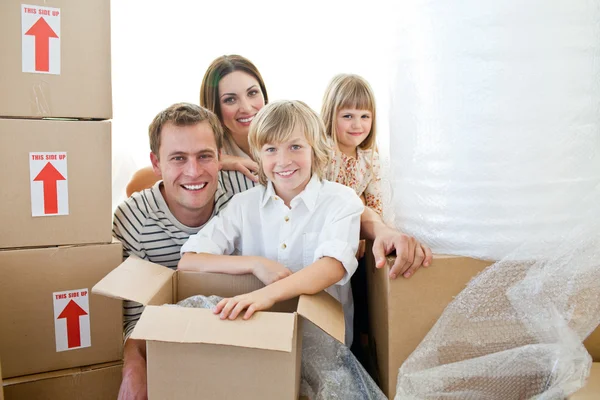 Kochająca rodzina opakowania pudełka — Zdjęcie stockowe