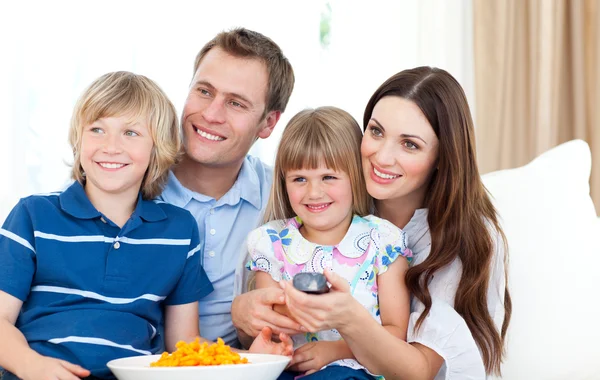 Sorrindo família assistindo TV — Fotografia de Stock