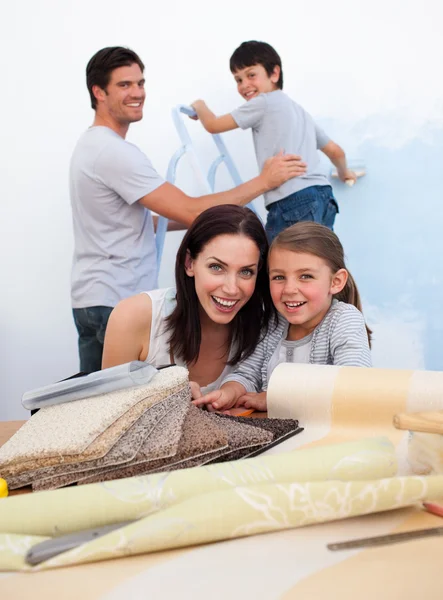 Famiglia sorridente che fa la loro nuova casa — Foto Stock