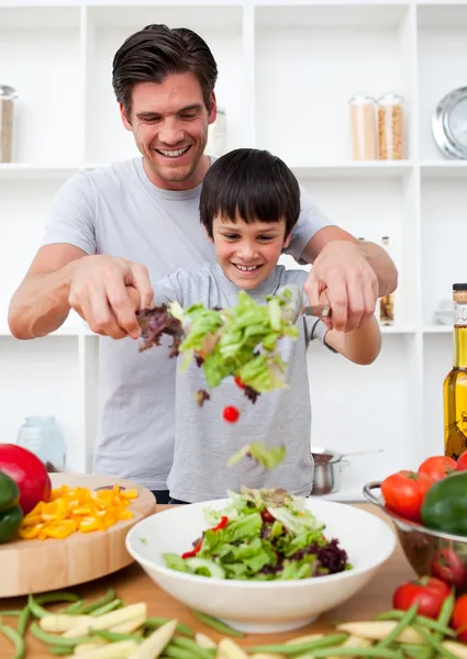 Małego chłopca i jego ojca, gotowanie — Zdjęcie stockowe