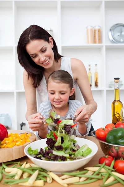Liten flicka matlagning med sin mor — Stockfoto