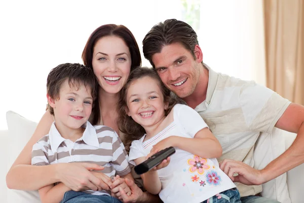 Портрет счастливой семьи у телевизора — стоковое фото