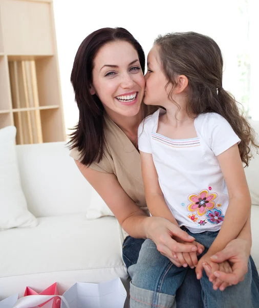 Bambina baciare sua madre — Foto Stock