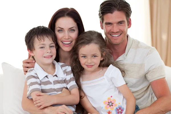 Портрет улыбающейся семьи на диване — стоковое фото