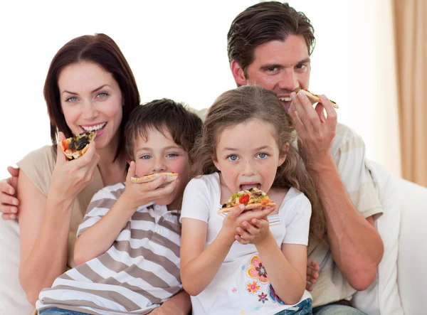 Szczęśliwa rodzina je pizzę — Zdjęcie stockowe