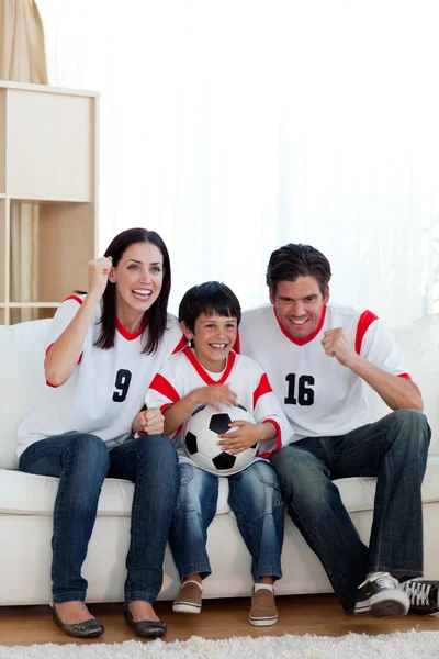 Família animada ywatching jogo de futebol — Fotografia de Stock