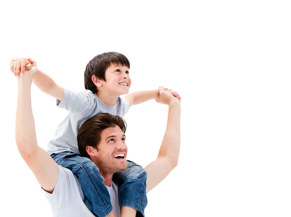 Pai alegre dando passeio de piggyback para seu filho — Fotografia de Stock