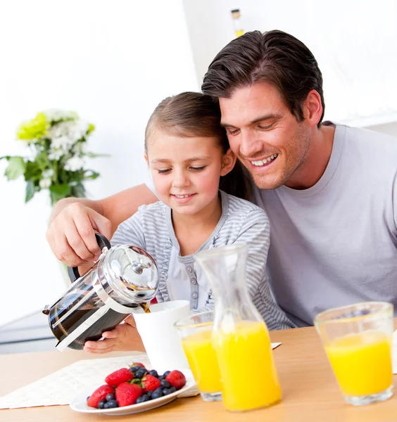 Vidám apa és lánya együtt reggelizik — Stock Fotó