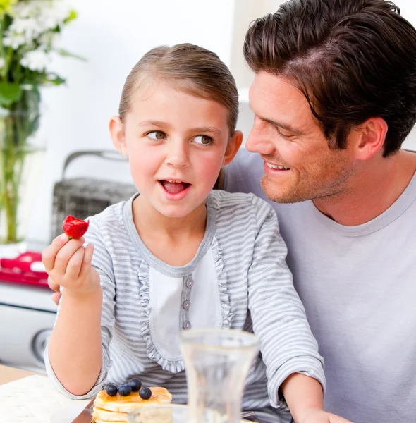 Sorridente padre e sua figlia che fanno colazione insieme — Foto Stock