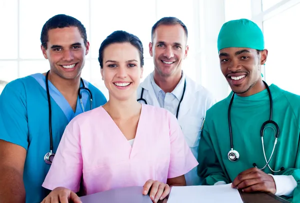 Portret van een succesvolle medische team op het werk — Stockfoto