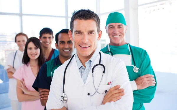 Atractive γιατρός στέκεται με τους συναδέλφους του — Φωτογραφία Αρχείου
