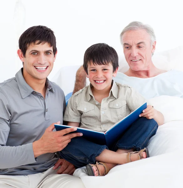 Affectionnate far och son besöker farfar — Stockfoto