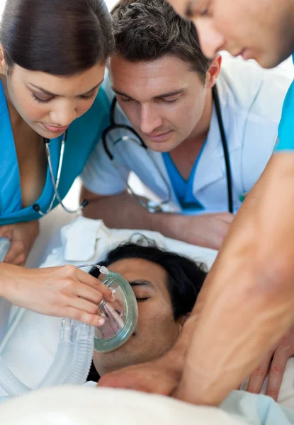Medico che mette la maschera di ossigeno su un paziente — Foto Stock