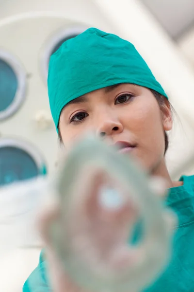 Σοβαρή νοσοκόμα εφαρμογή μάσκα αερίων σε έναν ασθενή — Φωτογραφία Αρχείου