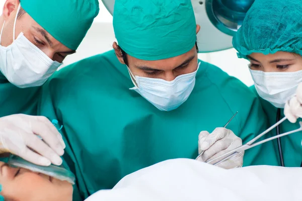Portrét chirurgů v operativní místnosti — Stock fotografie