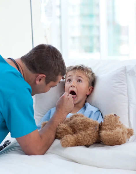 Badanie gardła dziecka lekarz mężczyzna — Zdjęcie stockowe