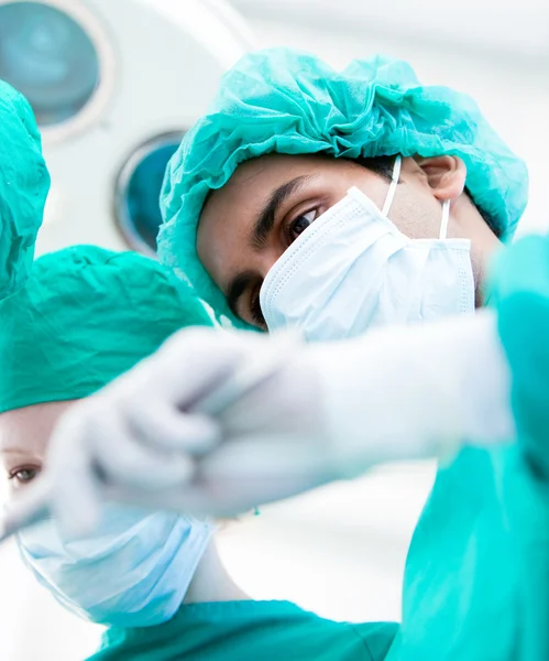 Cirurgiões sérios durante uma operação. Conceito médico . — Fotografia de Stock
