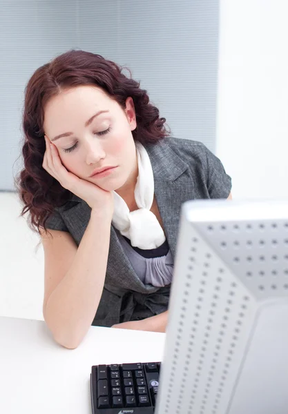 Joven empresaria durmiendo frente a una computadora — Foto de Stock