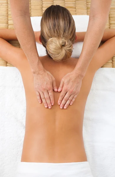 Joven mujer teniendo un masaje —  Fotos de Stock