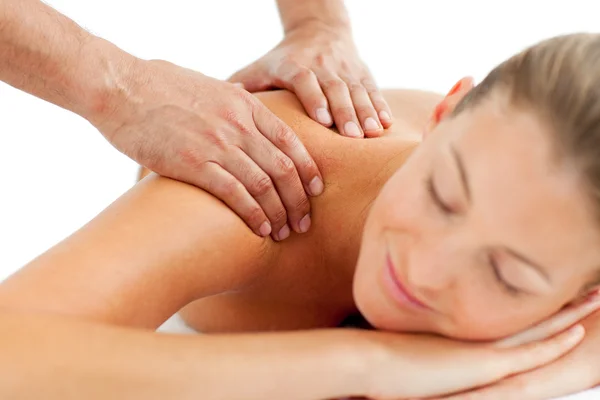 Serena mulher desfrutando de uma massagem — Fotografia de Stock