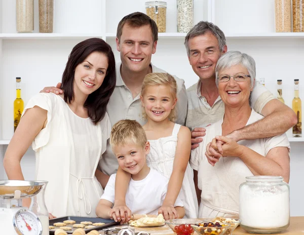 Счастливая семья выпечки на кухне — стоковое фото