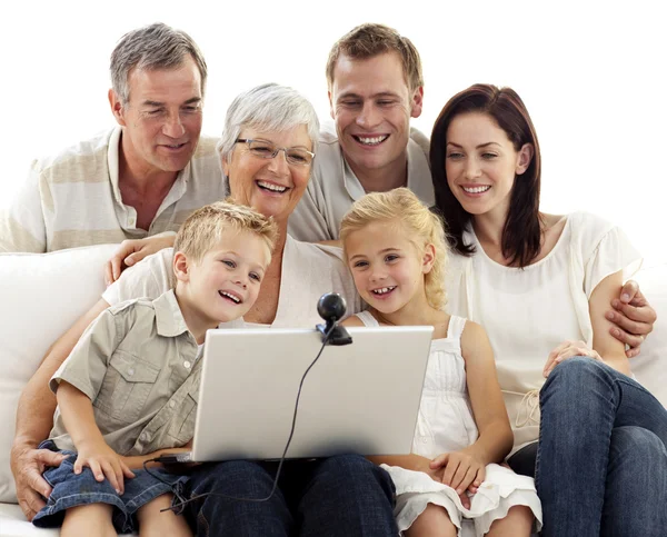 Счастливая семья на видеоконференции — стоковое фото