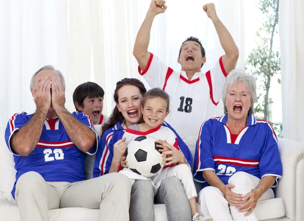 Rodina sleduje fotbalový zápas v televizi — Stock fotografie