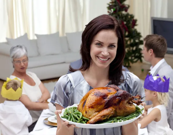 Женщина показывает рождественскую индейку на семейный ужин — стоковое фото