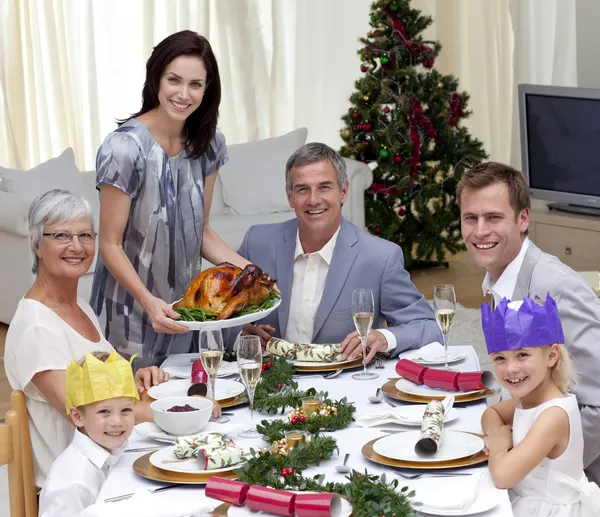 Famille célébrant le dîner de Noël avec dinde — Photo