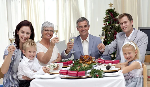 Семейный ужин с белым вином — стоковое фото