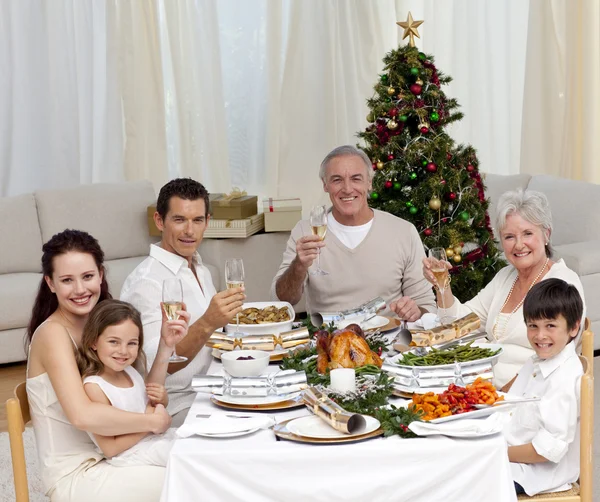 与白葡萄酒在圣诞晚餐家庭 tusting — 图库照片