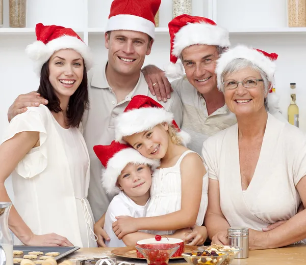 Uśmiechnięta rodzina piecze świąteczne ciasta — Zdjęcie stockowe