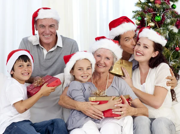 Familjen ger presenter till jul — Stockfoto