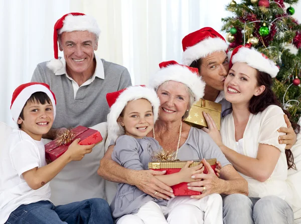 Aile yılbaşı için hediye vermek — Stok fotoğraf